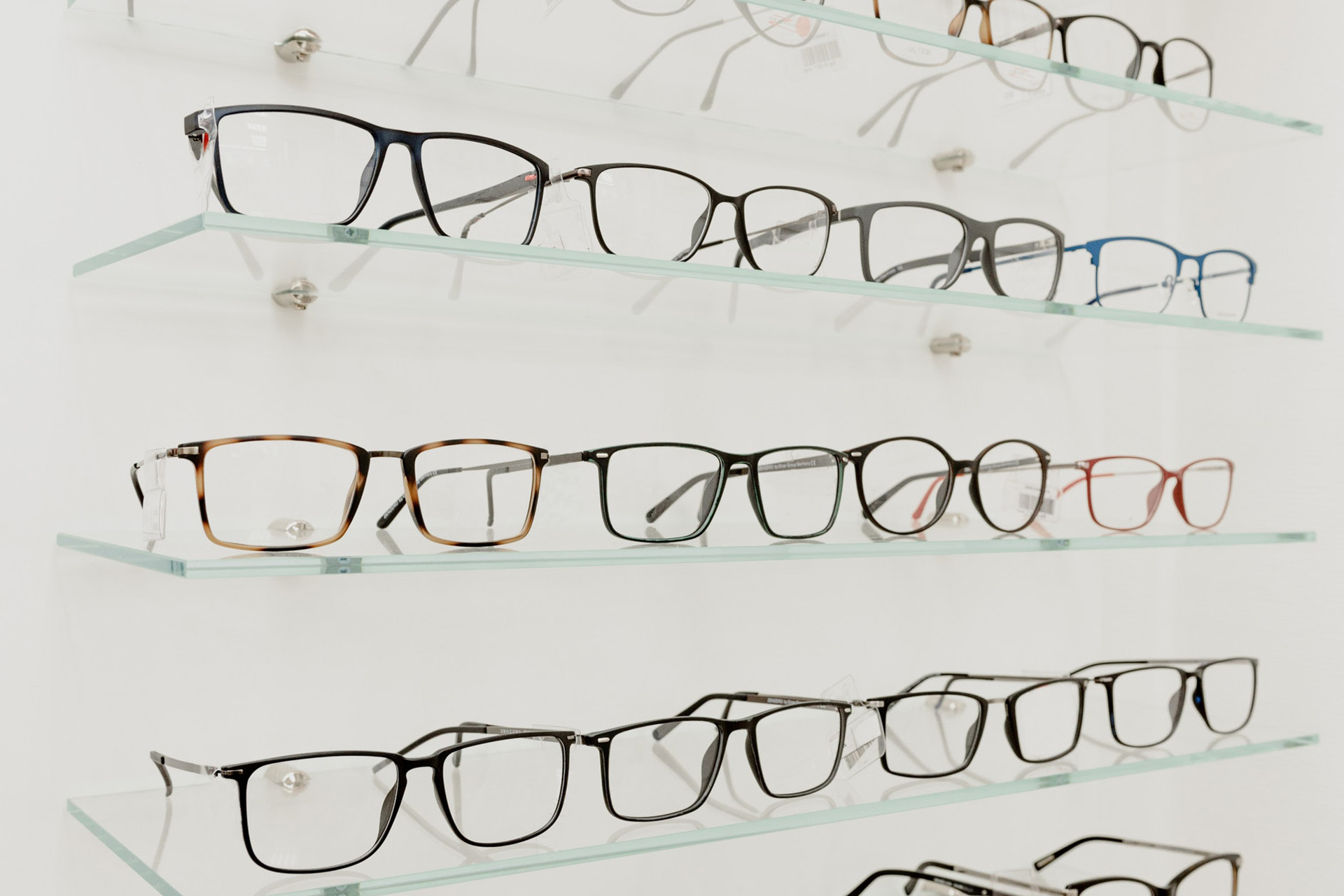 opticien martigues-magasin de lunettes maussane-lunettes de vue saint martin de crau-verres essilor le paradou-examen de vue saint etienne du gres-marque de lunettes bouches du rhone-centre optique arles